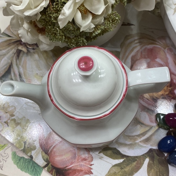 Vintage Bareuther Waldsassen Bavaria Germany 132 teapot 6 1/2” x 7 1/4” - Picture 2 of 7